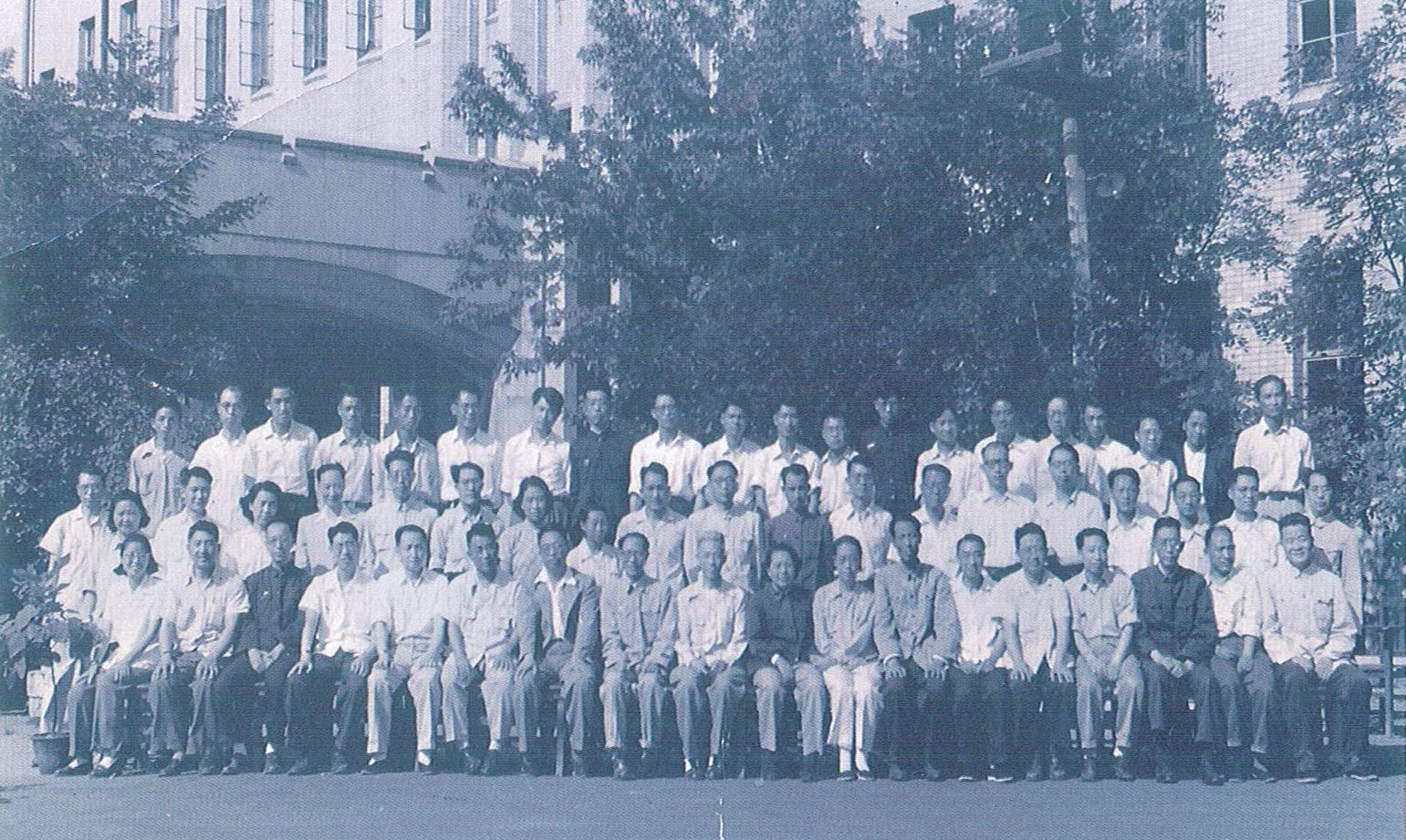 1952年建系初期教师合影